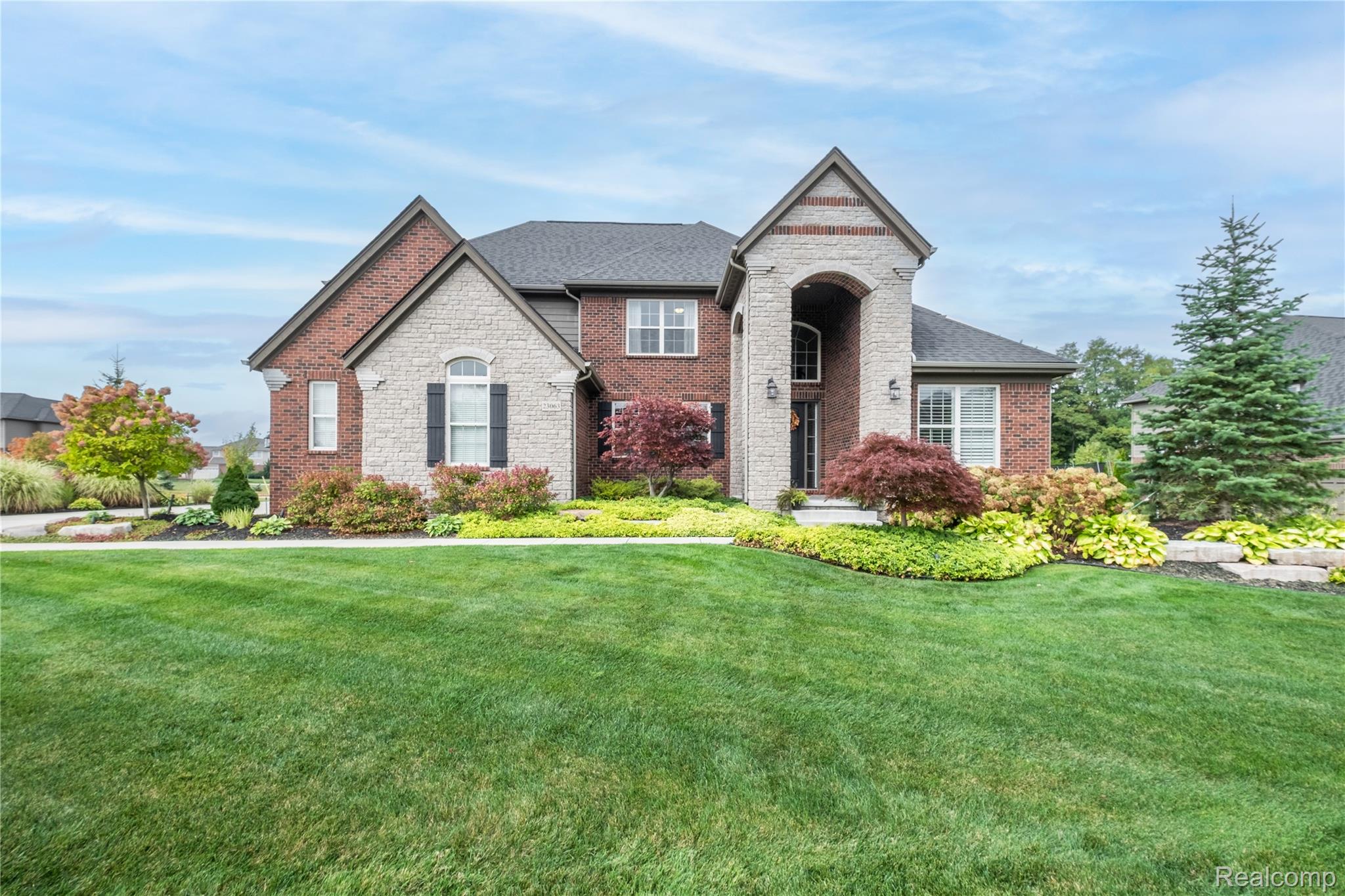 Northville City, Michigan 48167, United States, 4 Bedrooms Bedrooms, ,4 BathroomsBathrooms,Residential,Pending,217043