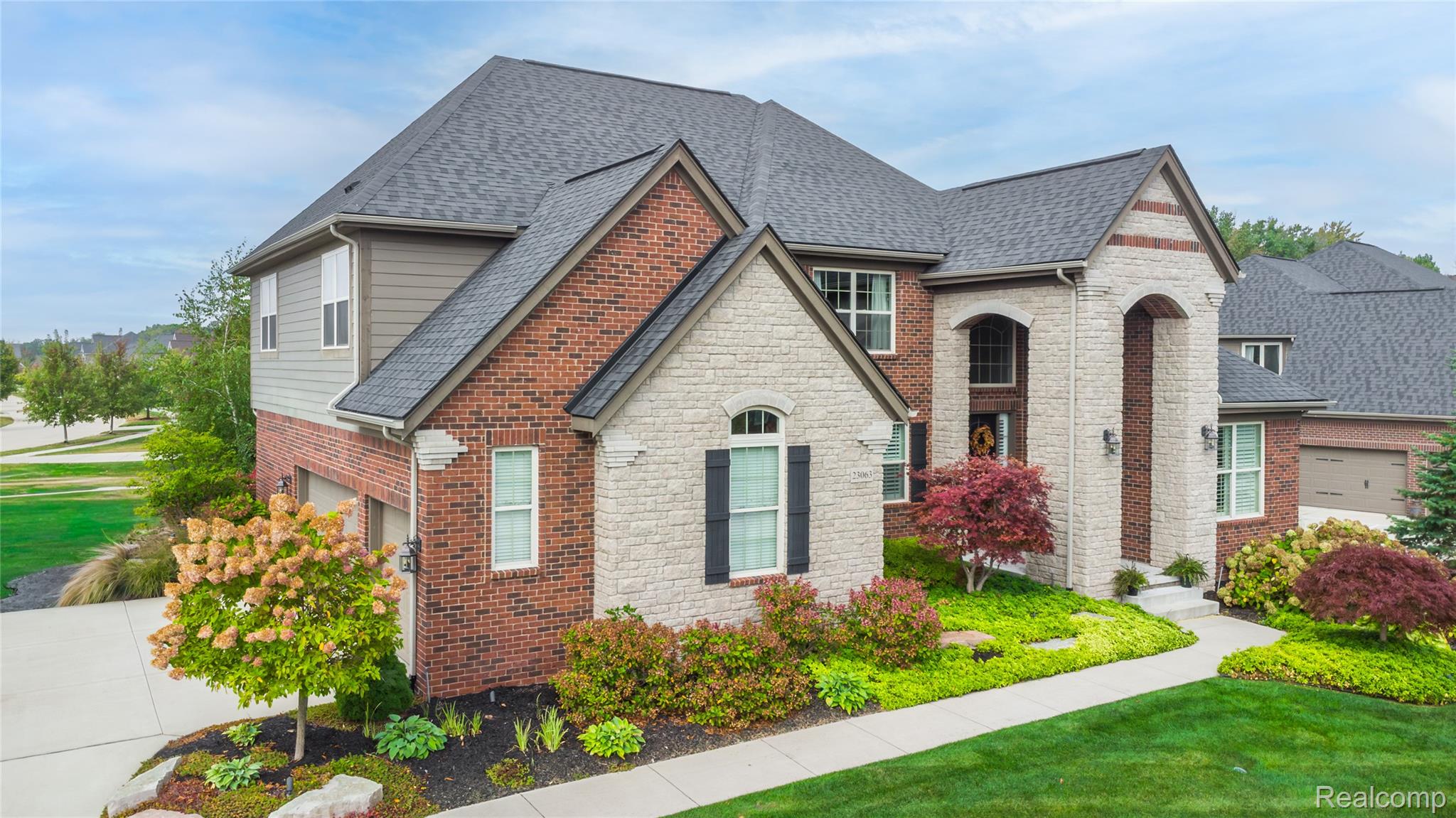 Northville City, Michigan 48167, United States, 4 Bedrooms Bedrooms, ,4 BathroomsBathrooms,Residential,Pending,217043