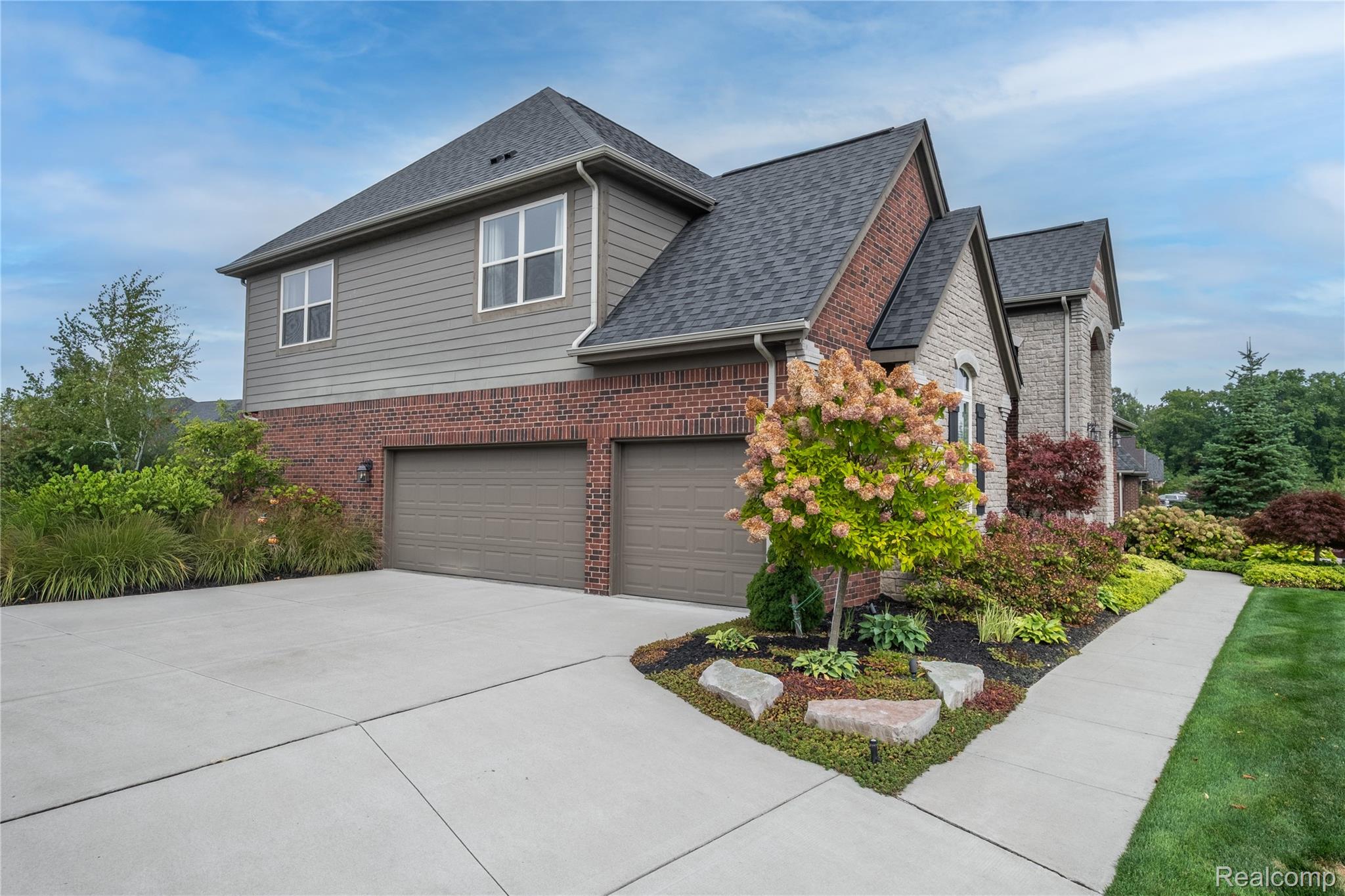 Northville City, Michigan 48167, United States, 4 Bedrooms Bedrooms, ,4 BathroomsBathrooms,Residential,Pending,217043