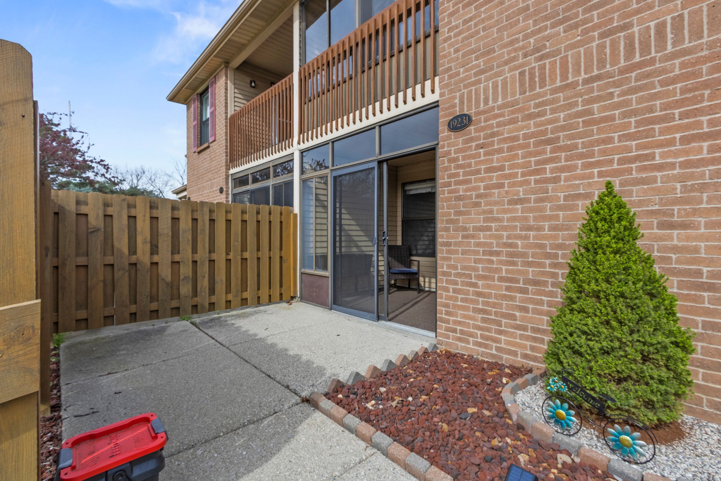 19231 SURREY Lane 35