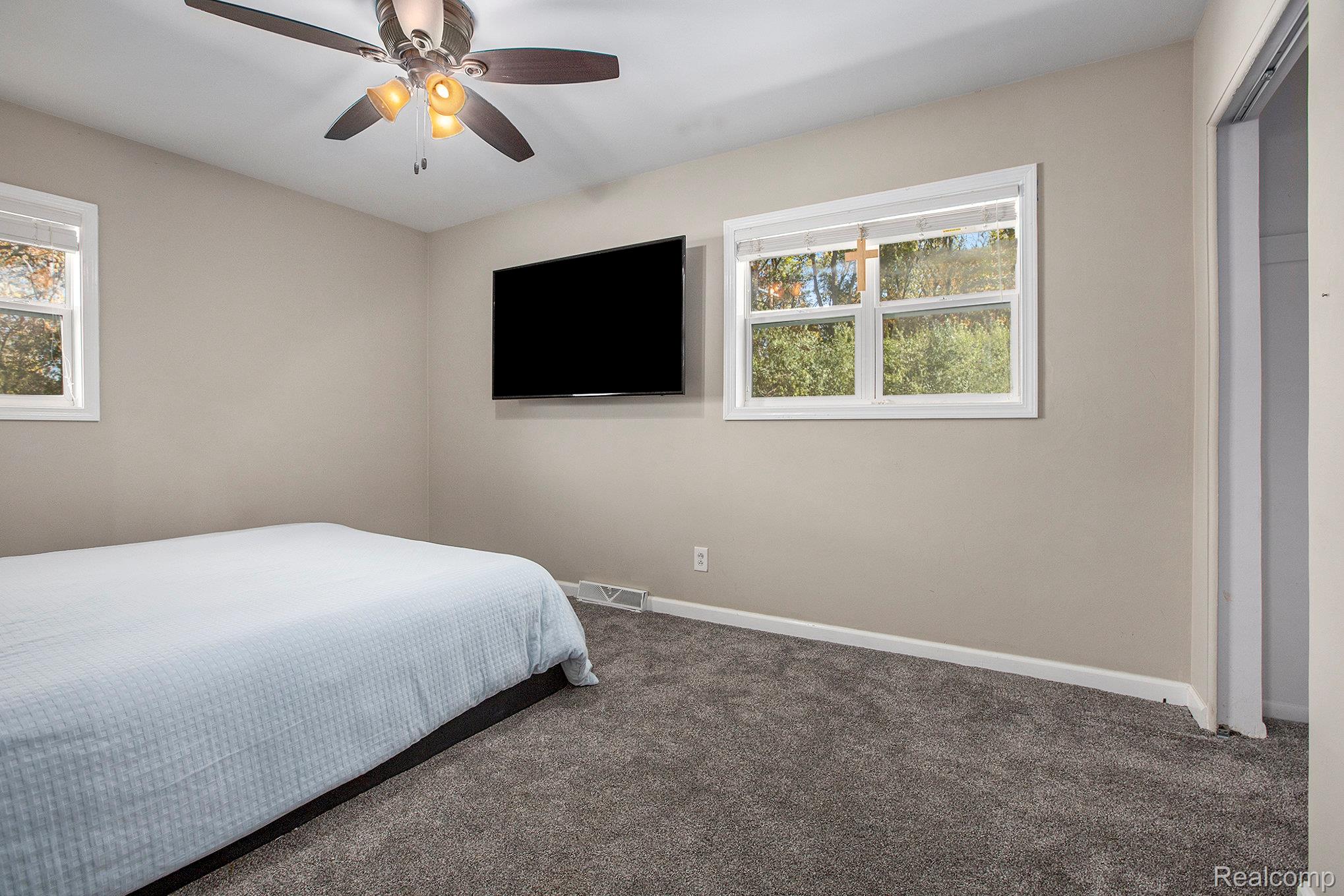 Grosse Ile Township, Michigan 48138, United States, 3 Bedrooms Bedrooms, ,2 BathroomsBathrooms,Residential,Pending,234172