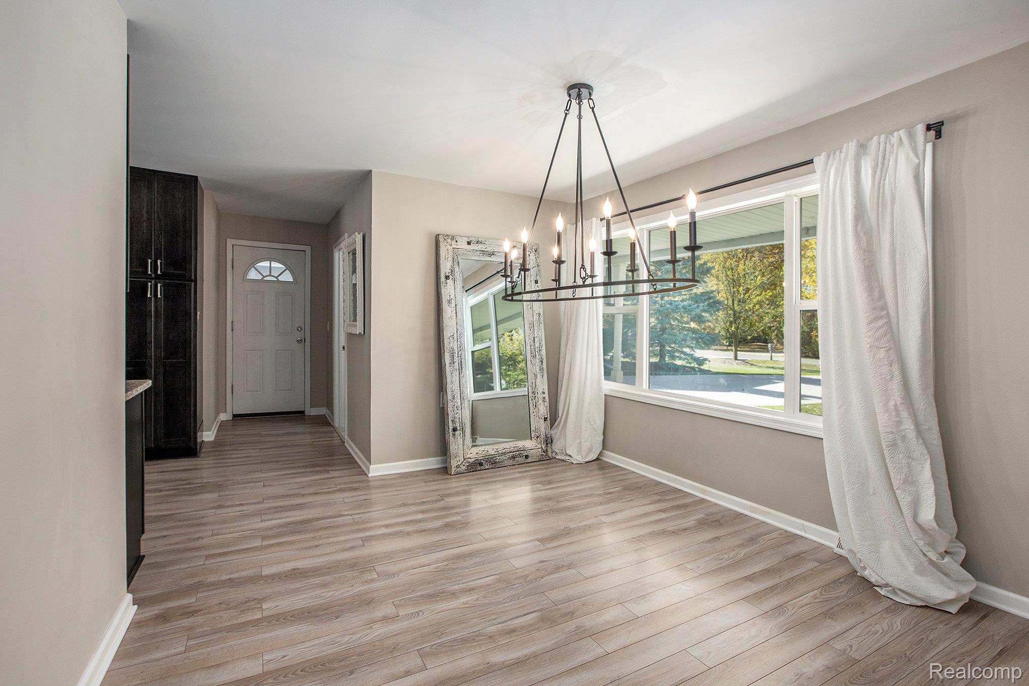 Grosse Ile Township, Michigan 48138, United States, 3 Bedrooms Bedrooms, ,2 BathroomsBathrooms,Residential,Pending,234172