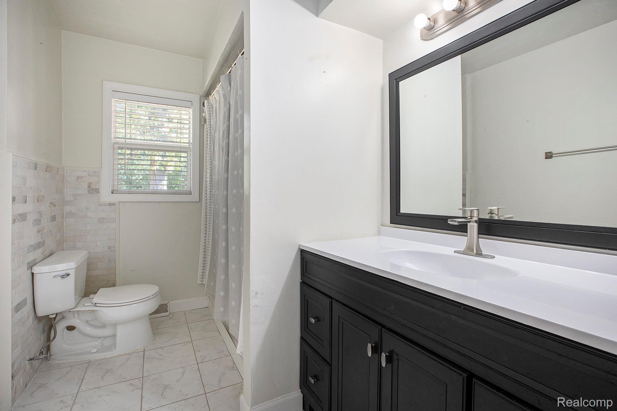 Grosse Ile Township, Michigan 48138, United States, 3 Bedrooms Bedrooms, ,2 BathroomsBathrooms,Residential,Pending,234172