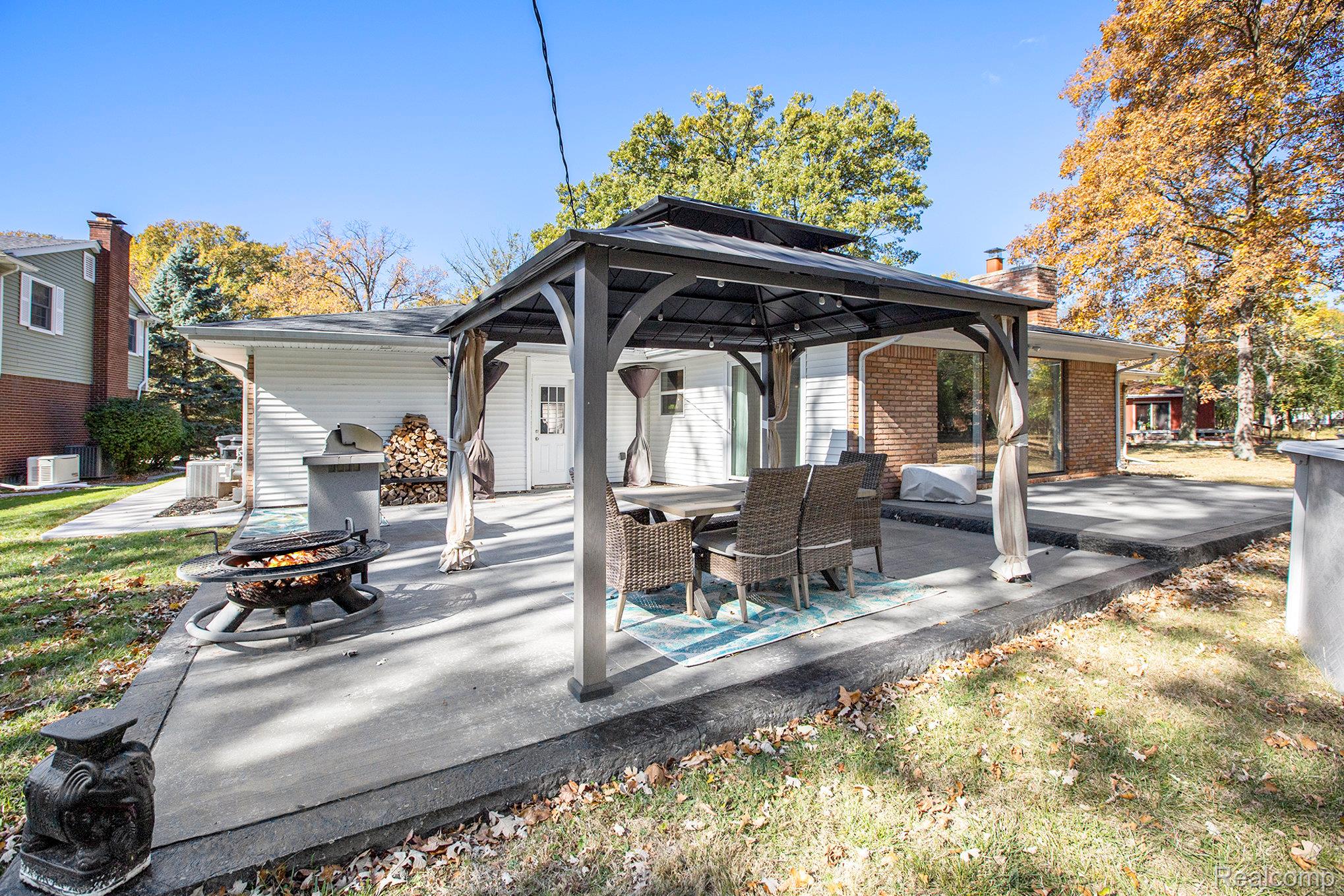 Grosse Ile Township, Michigan 48138, United States, 3 Bedrooms Bedrooms, ,2 BathroomsBathrooms,Residential,Pending,234172