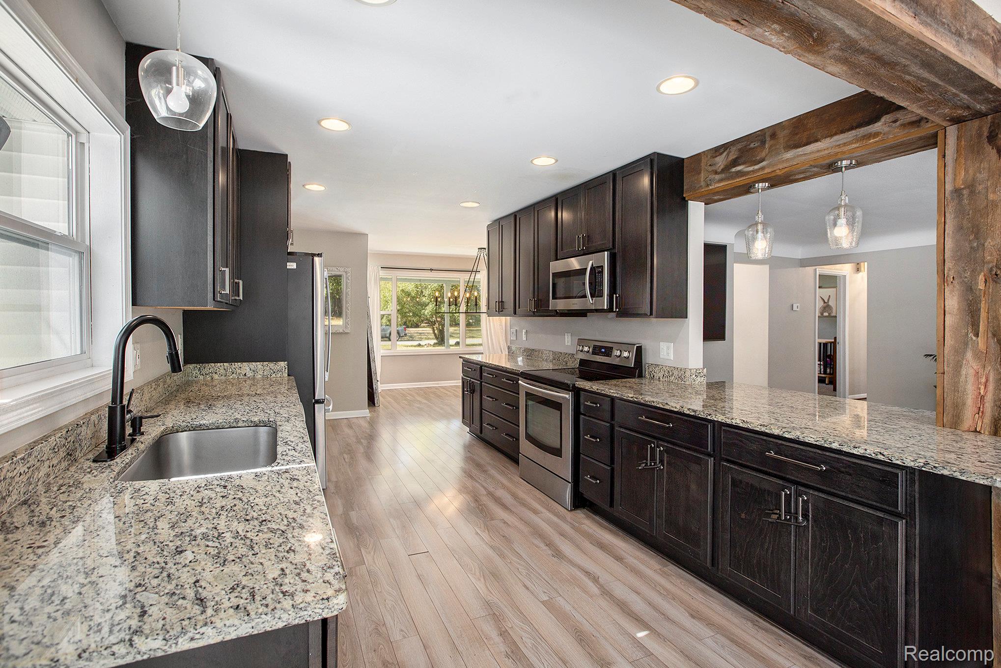 Grosse Ile Township, Michigan 48138, United States, 3 Bedrooms Bedrooms, ,2 BathroomsBathrooms,Residential,Pending,234172