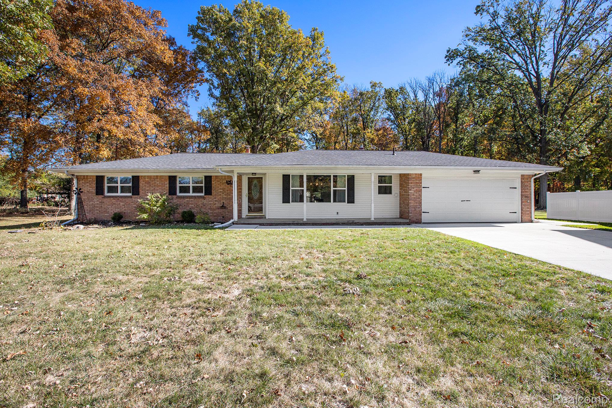 Grosse Ile Township, Michigan 48138, United States, 3 Bedrooms Bedrooms, ,2 BathroomsBathrooms,Residential,Pending,234172