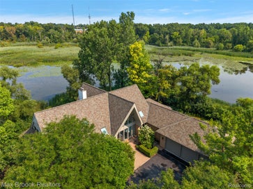 1136 Norminister End Bloomfield Charter Township MI 48302