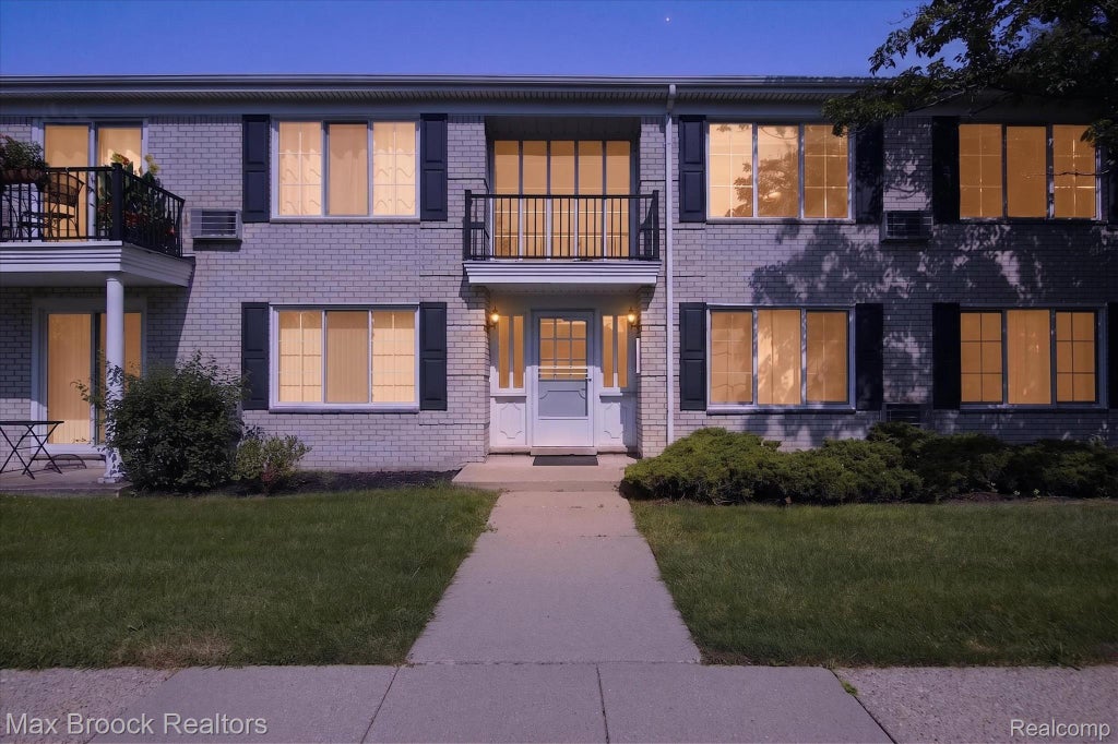 Photo of 100 W Hickory Grove Road #C6, Bloomfield Charter Township, MI 48304 (MLS # 20261071682)