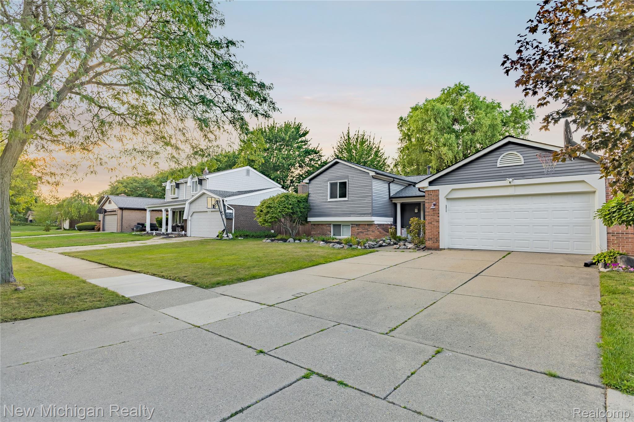1653 Oakcrest Drive