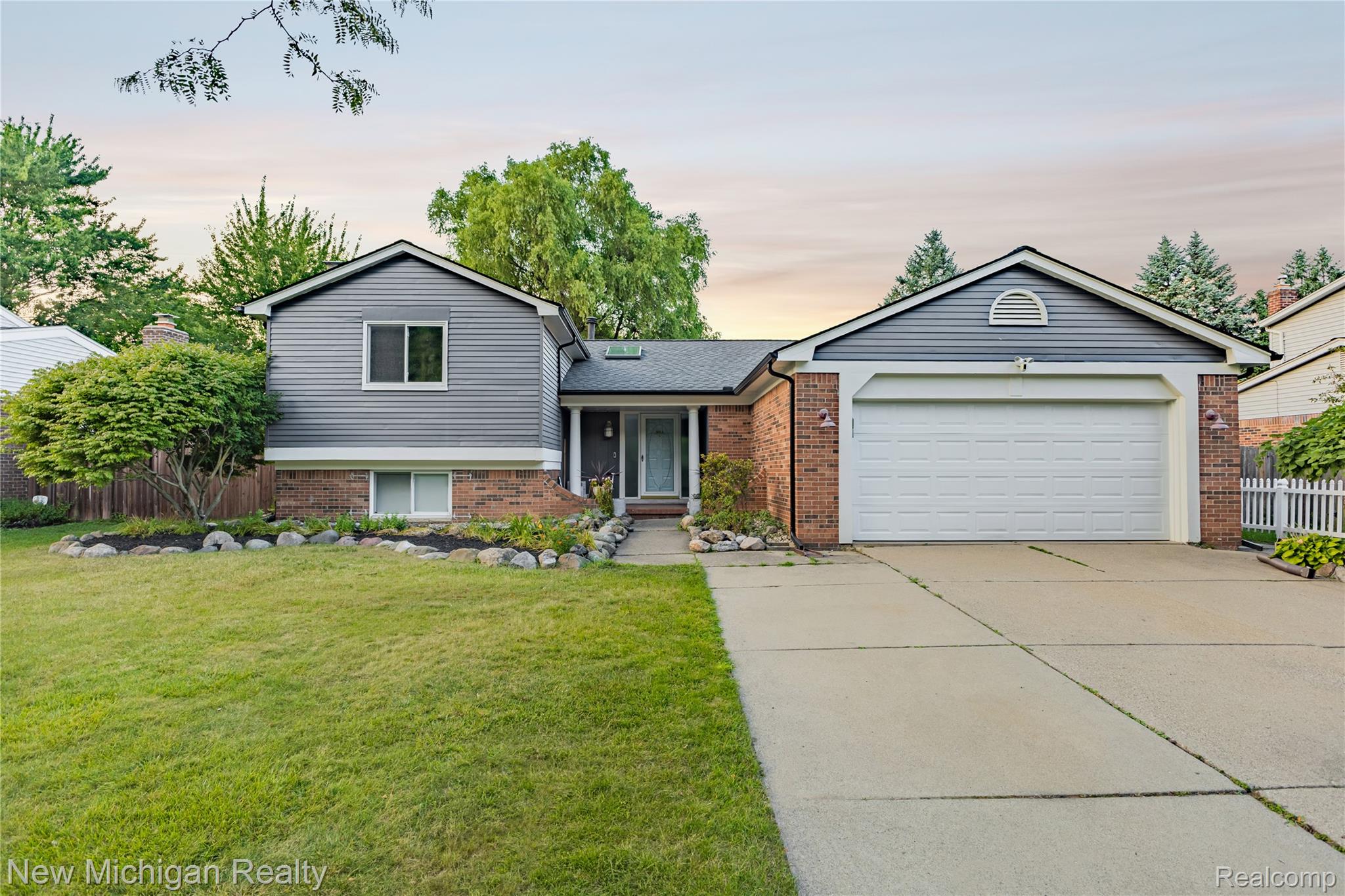 1653 Oakcrest Drive