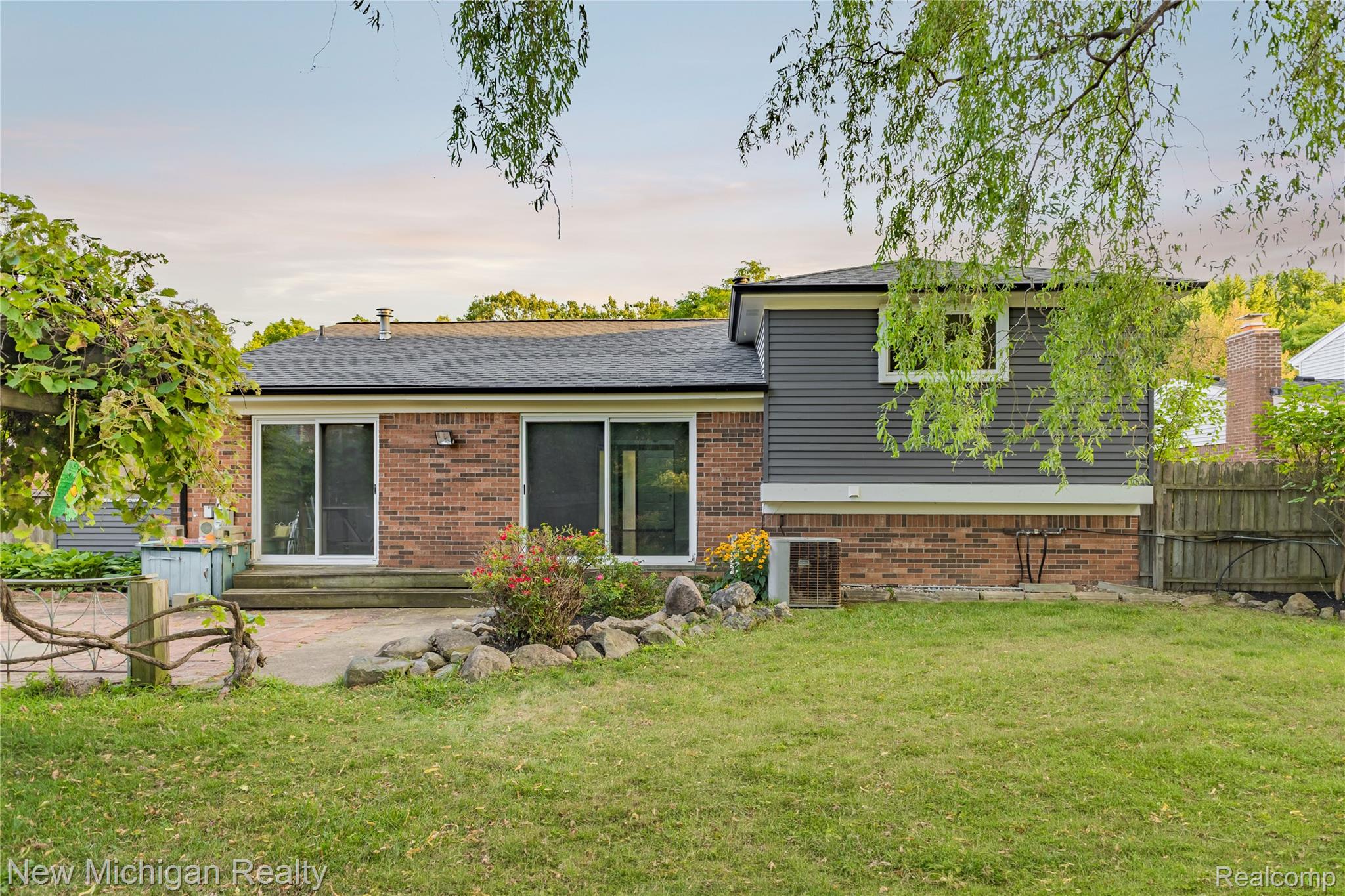 1653 Oakcrest Drive