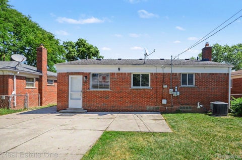 Tiny photo for 24337 Courtland Avenue, Eastpointe City, MI 48021 (MLS # 20261069334)