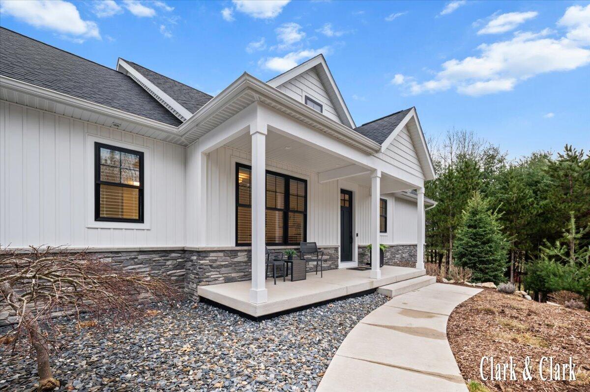 10660 Kissing Ridge Drive SE