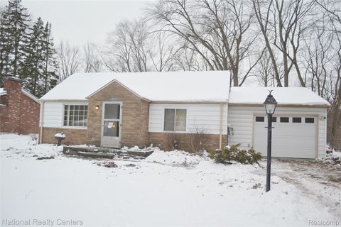 17005 Oporto Street Livonia City MI 48154