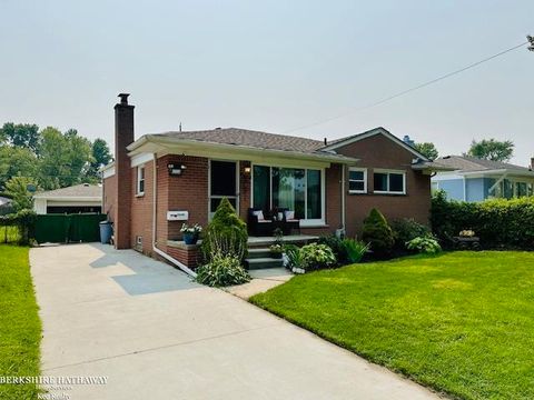 22440 Euclid Street St Clair Shores City MI 48082