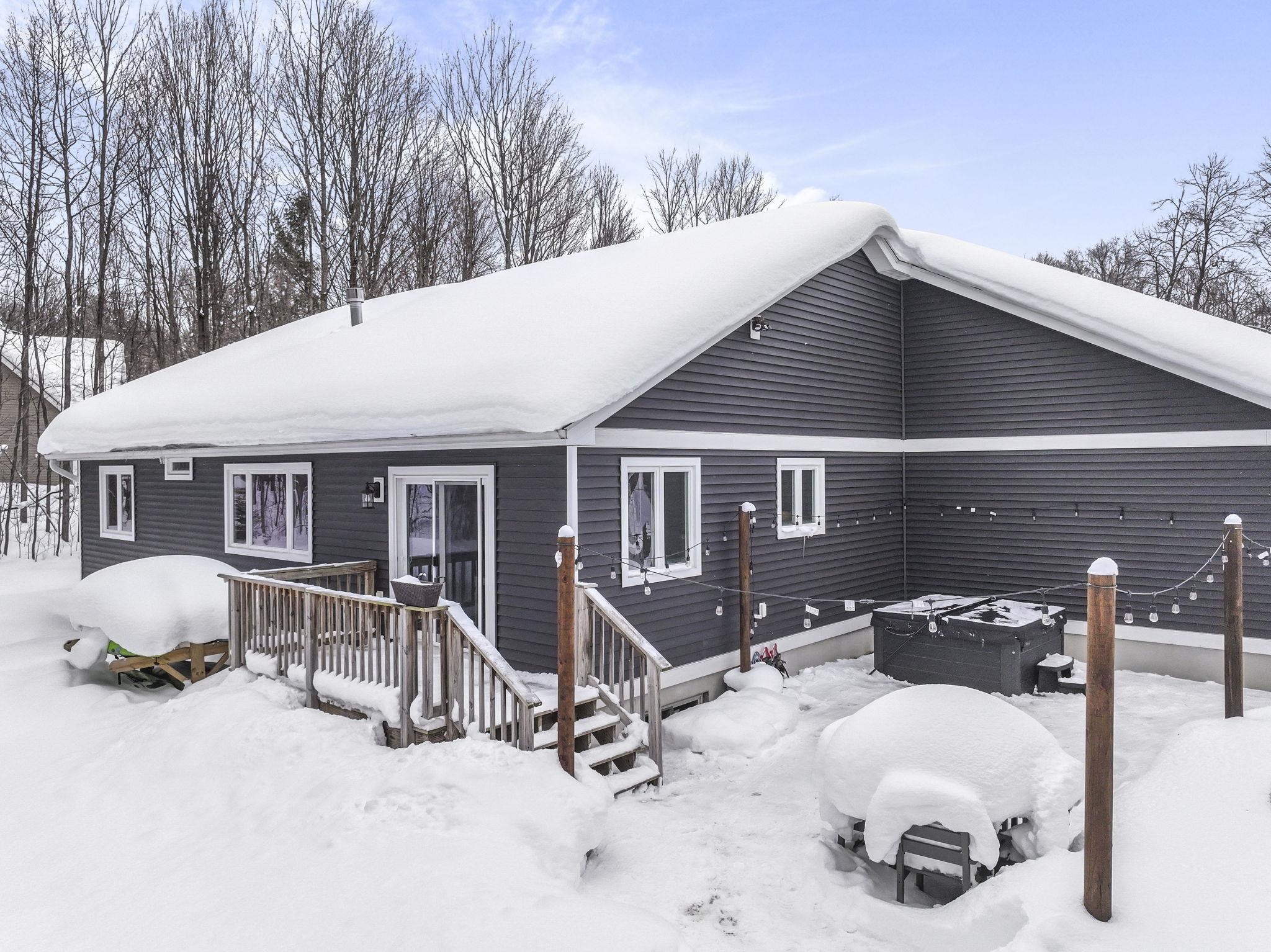 3364 Inland Oaks Drive S