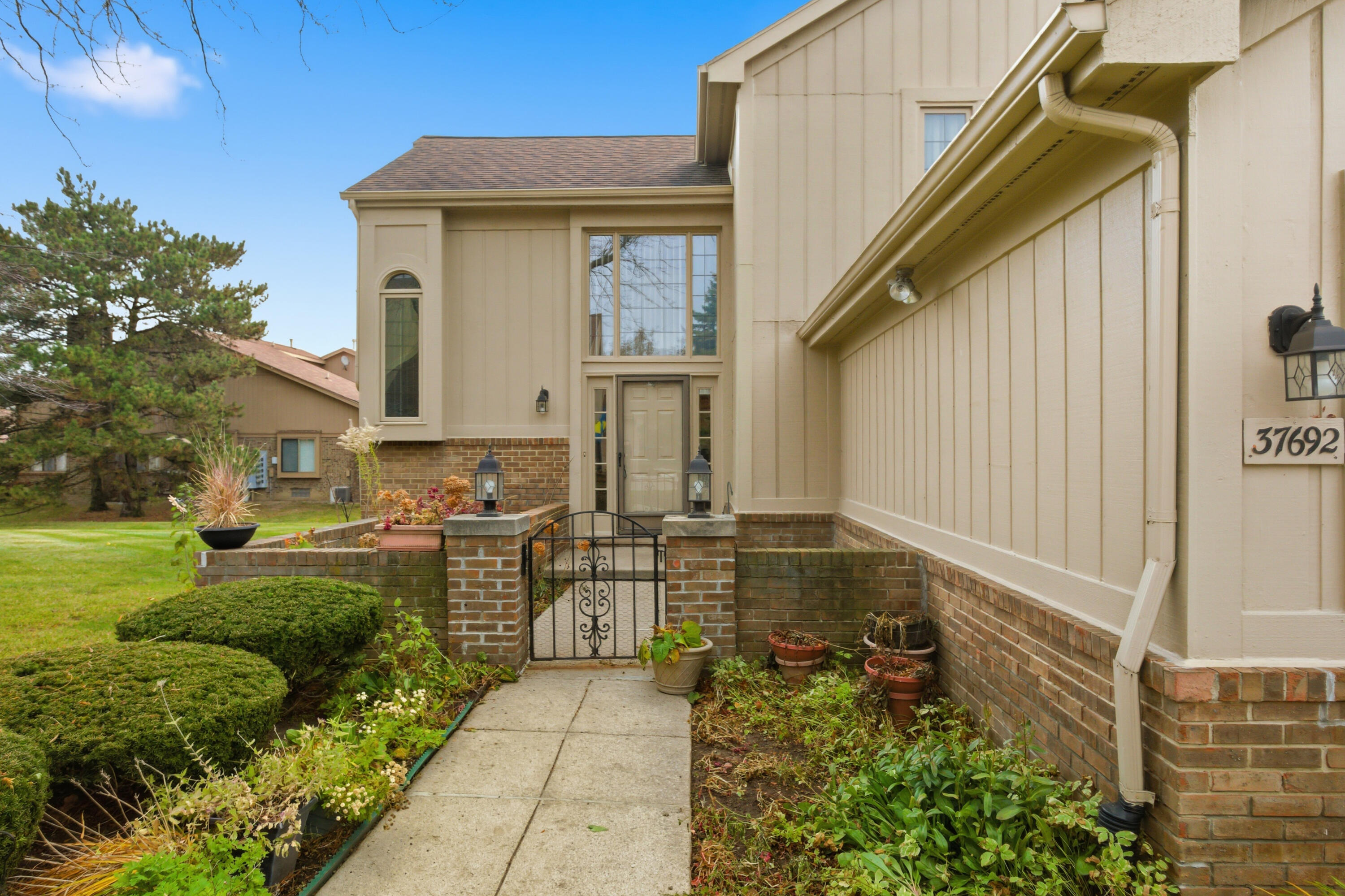 37692 N Laurel Park Drive