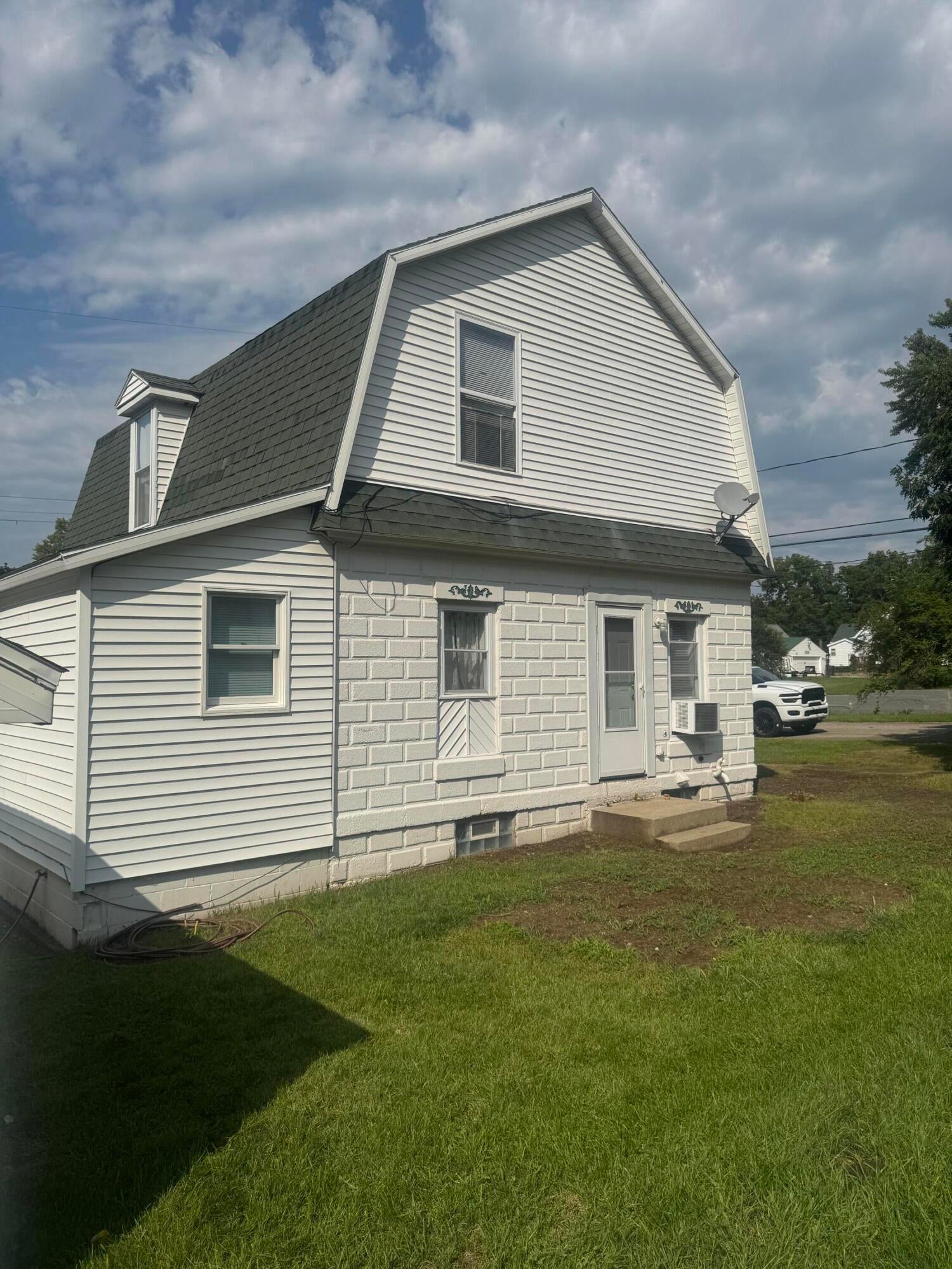 121 E Isabelle Street