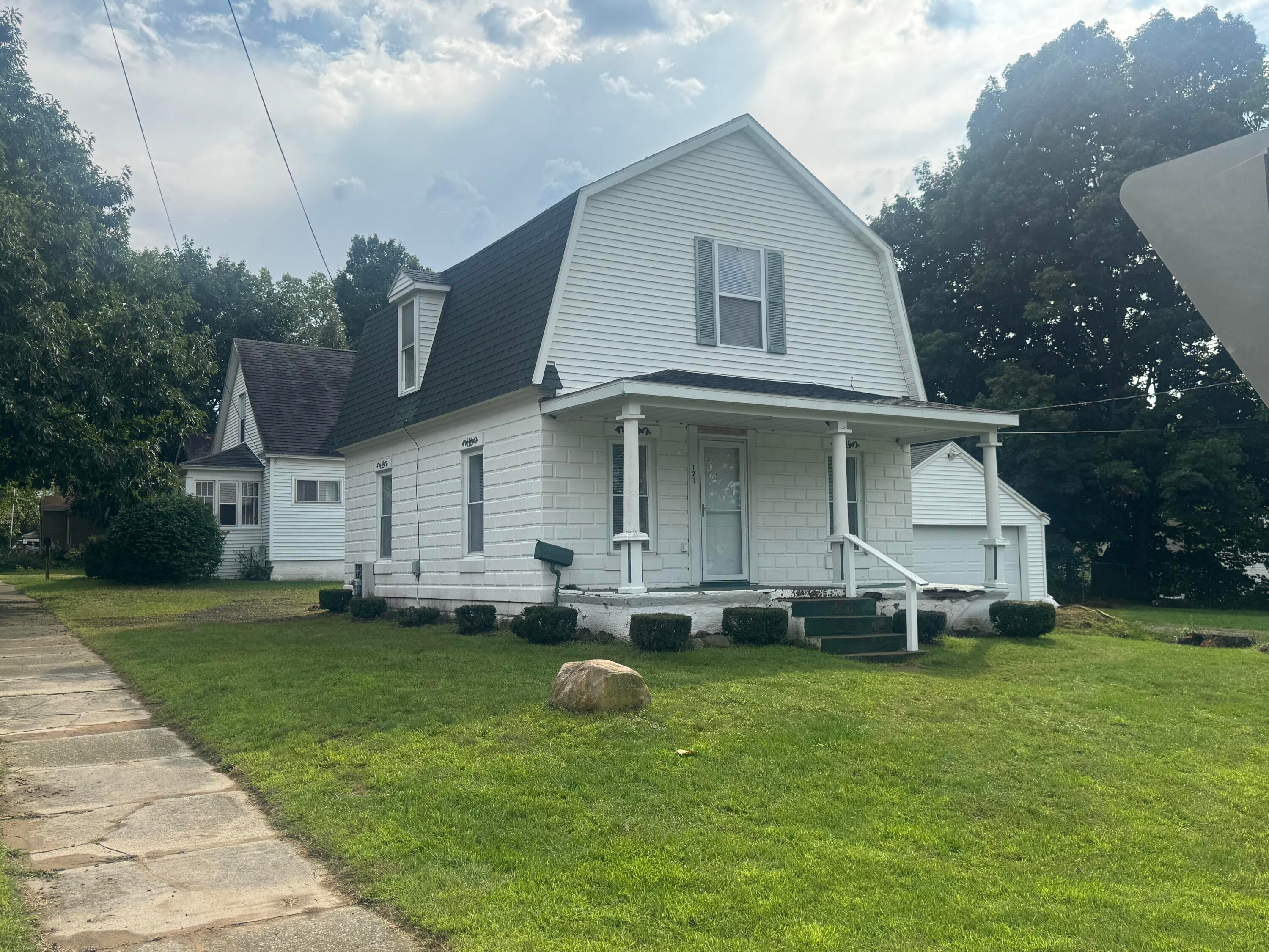 121 E Isabelle Street