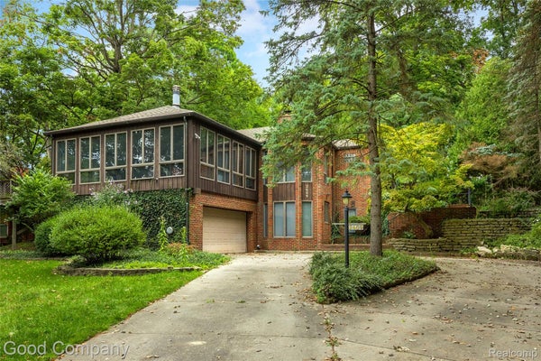 2609 VINSETTA BLVD, ROYAL OAK, MI 48073 - Image 587071d1c8e22ff0d6e45bc83bc9fc5e/1471880719