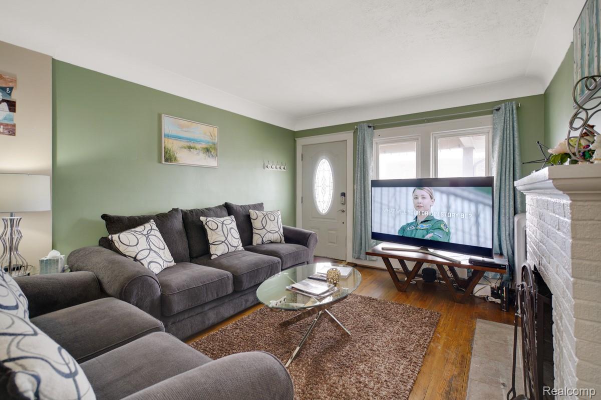 832 Pinecrest Drive E