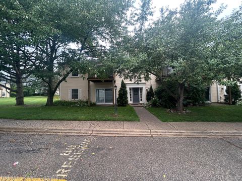 Photo of 924 Chestnut Hill Drive #A, Auburn Hills City, MI 48326 (MLS # 20261009960)