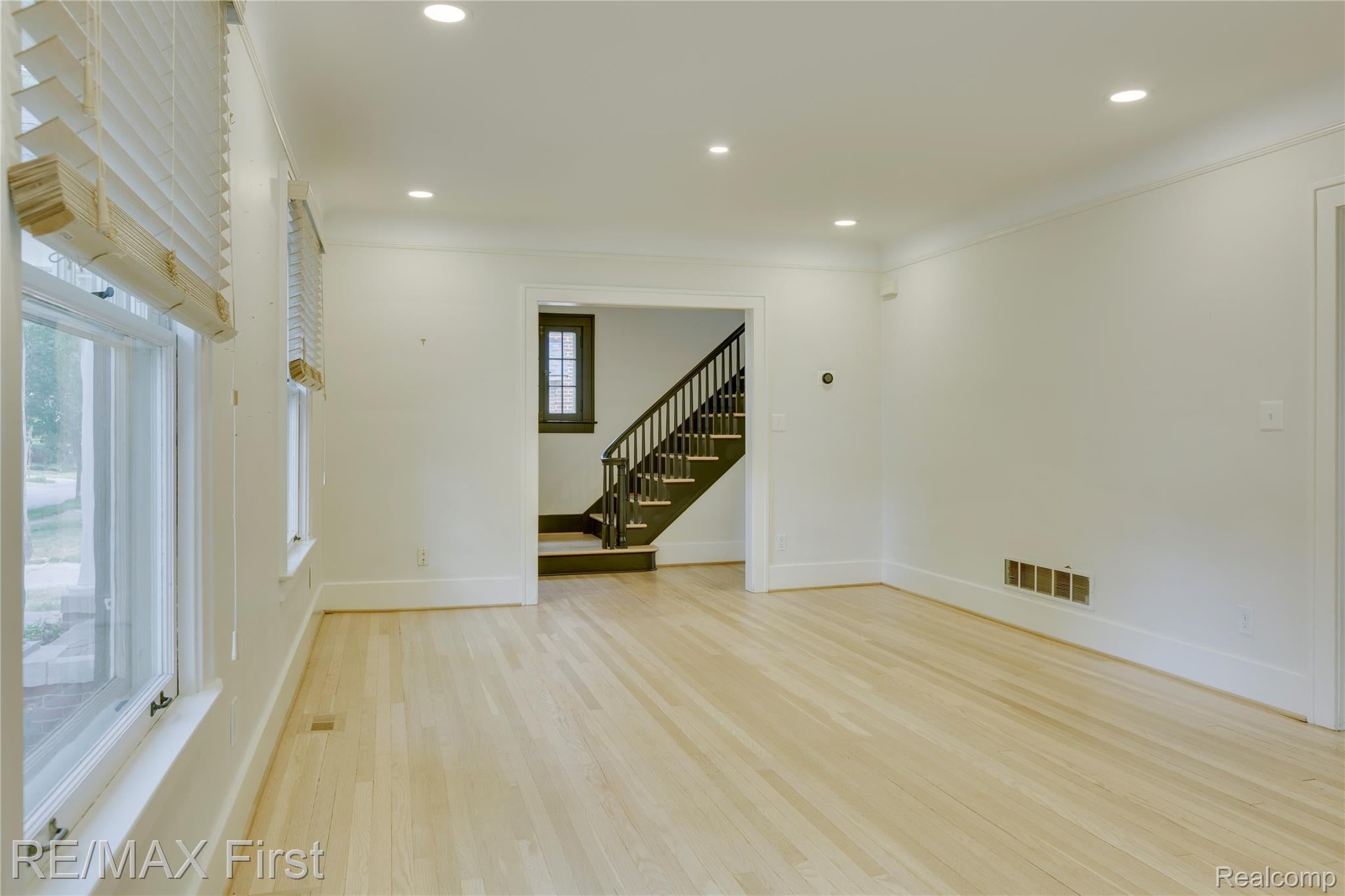 657 W Drayton Street