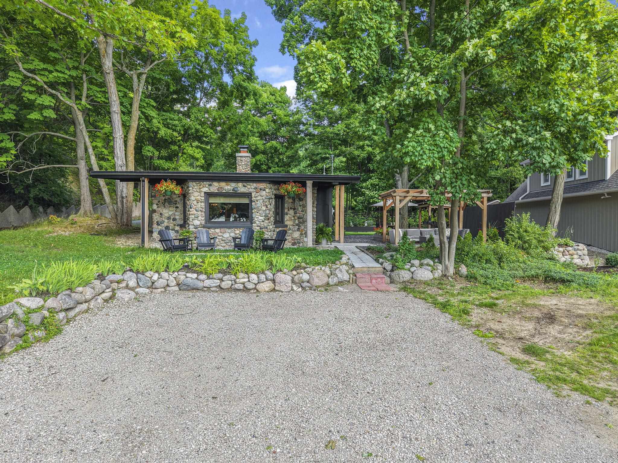 6988 Peninsula Drive