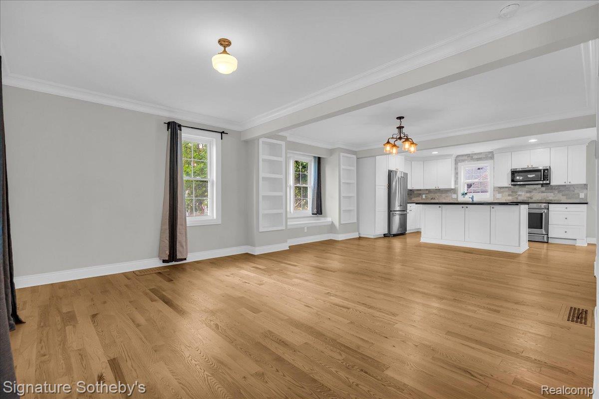 203 CURRY Avenue