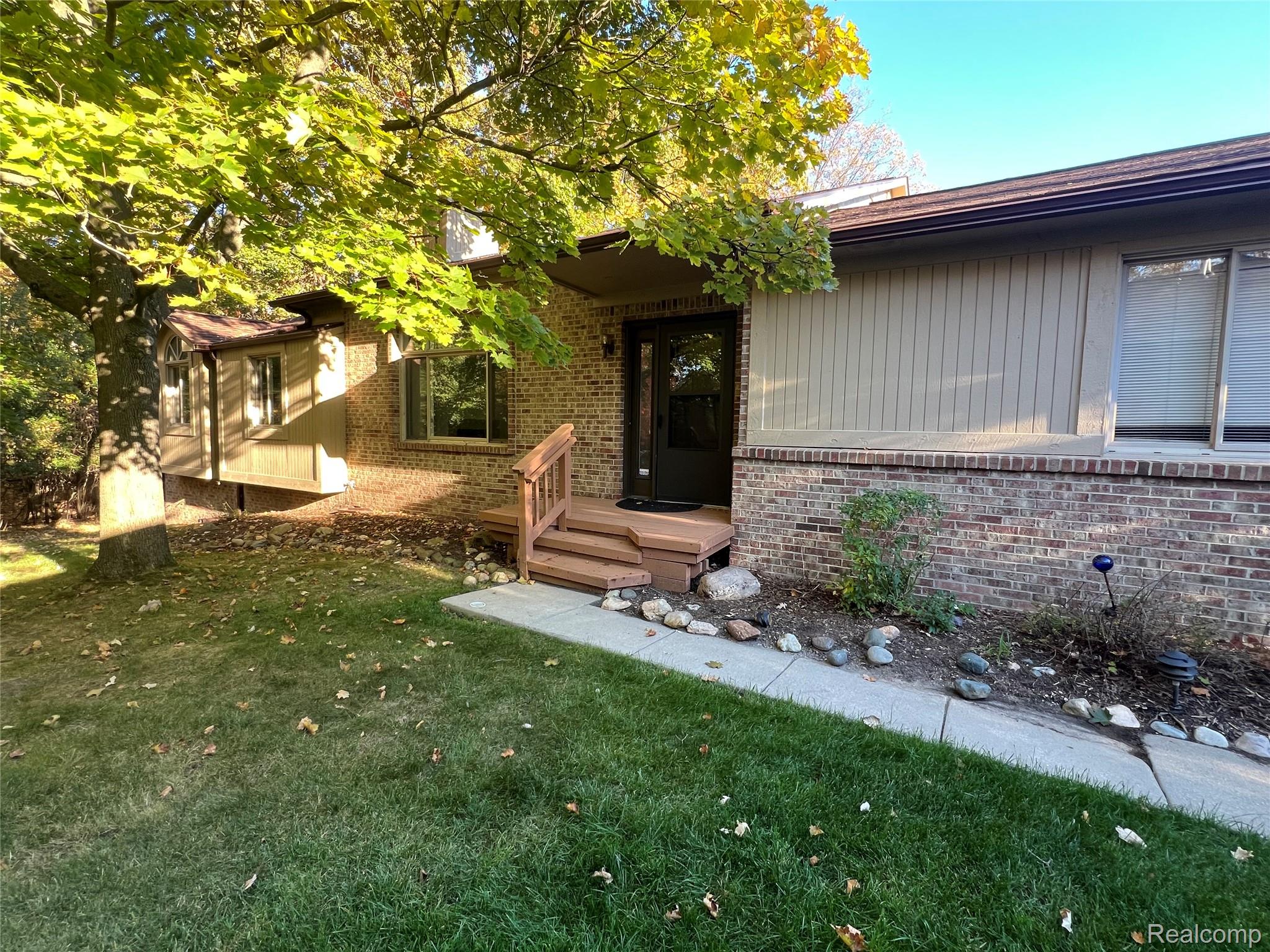5873 Lockwood
