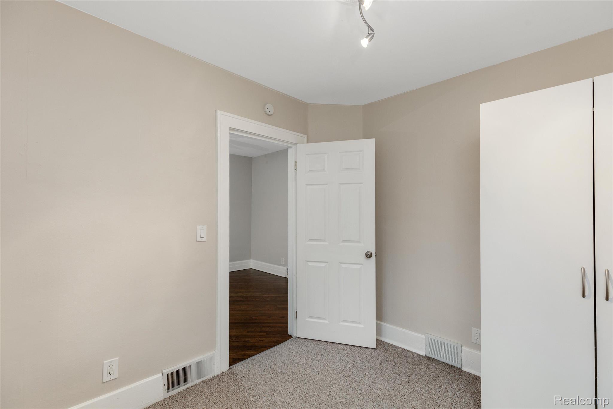 Ferndale City, Michigan 48220, United States, 2 Bedrooms Bedrooms, ,1 BathroomBathrooms,Residential,Active,138614