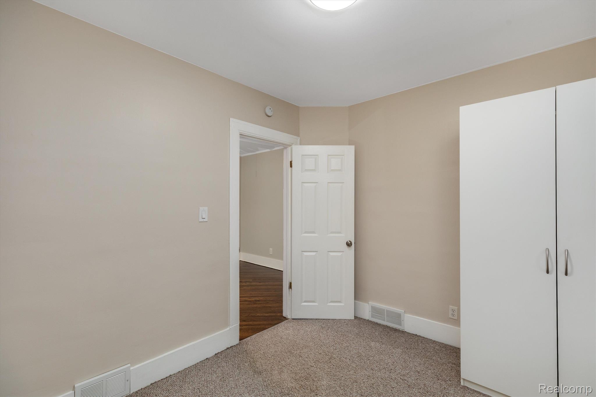 Ferndale City, Michigan 48220, United States, 2 Bedrooms Bedrooms, ,1 BathroomBathrooms,Residential,Active,138614