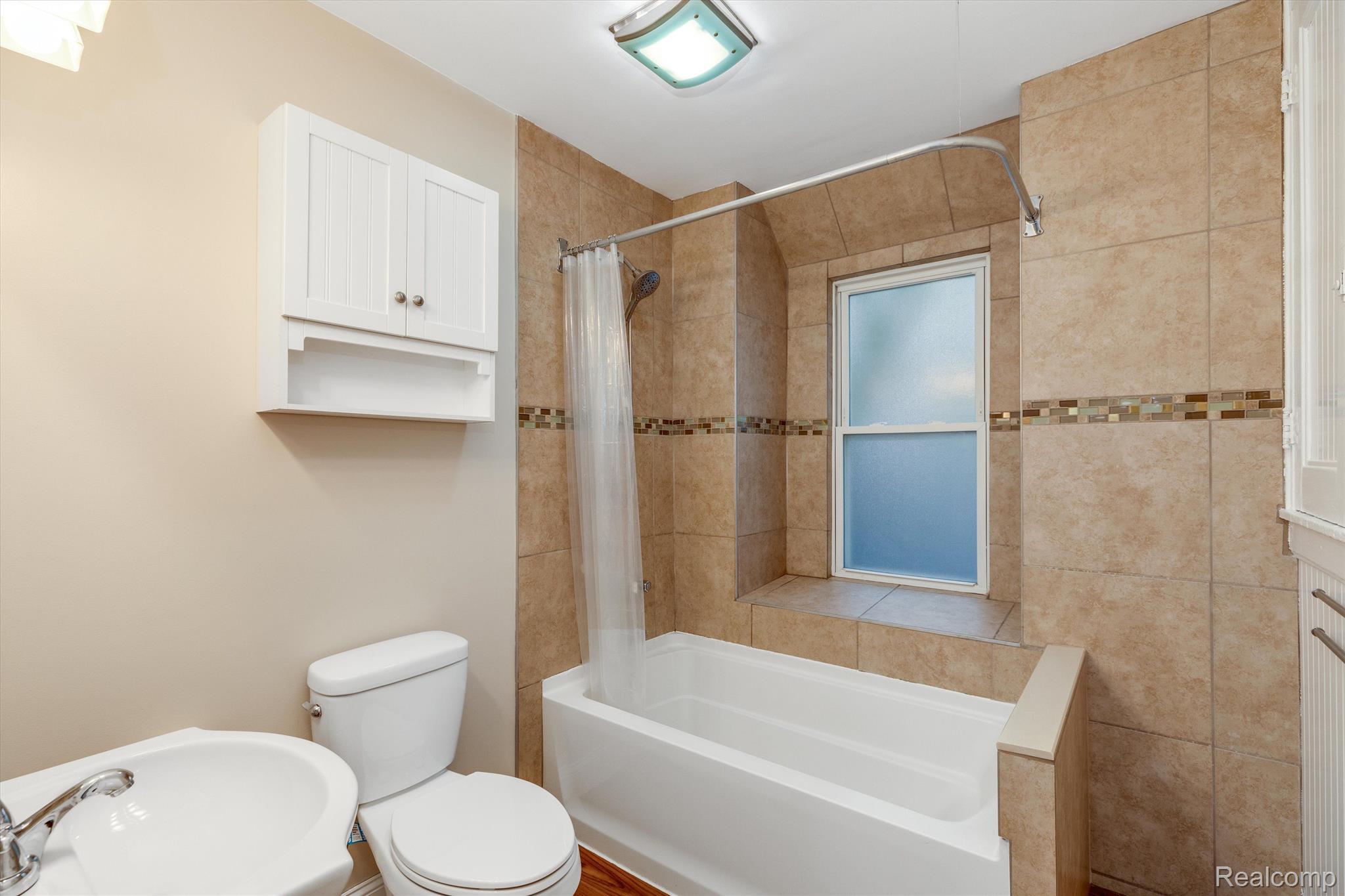 Ferndale City, Michigan 48220, United States, 2 Bedrooms Bedrooms, ,1 BathroomBathrooms,Residential,Active,138614