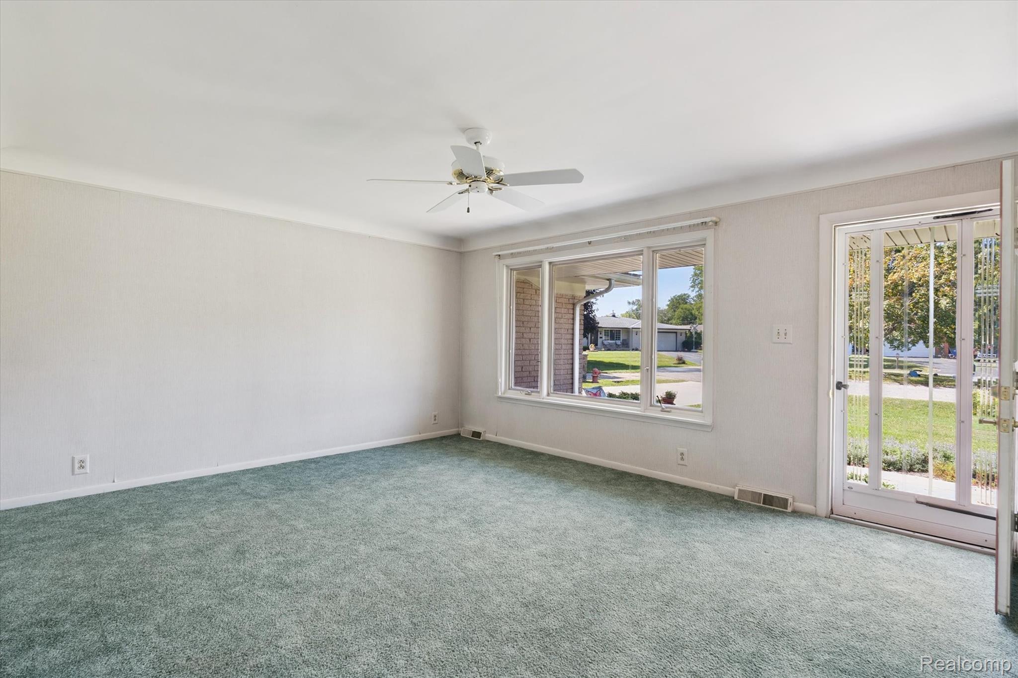 Waterford Charter Township, Michigan 48329, United States, 3 Bedrooms Bedrooms, ,2 BathroomsBathrooms,Residential,Active,207414