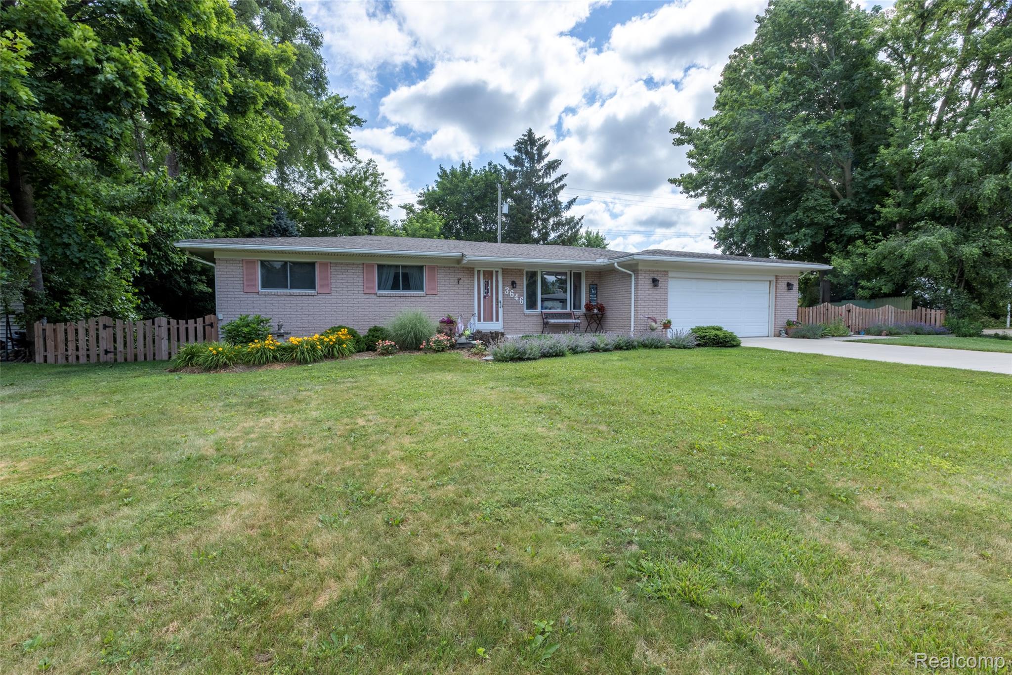 Waterford Charter Township, Michigan 48329, United States, 3 Bedrooms Bedrooms, ,2 BathroomsBathrooms,Residential,Active,207414