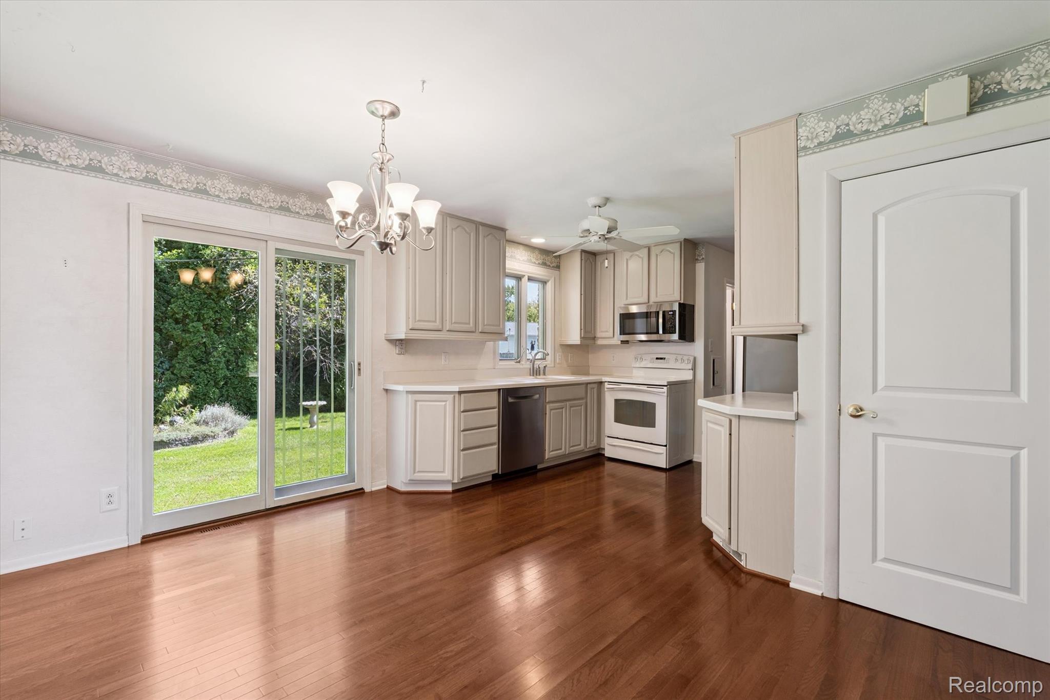 Waterford Charter Township, Michigan 48329, United States, 3 Bedrooms Bedrooms, ,2 BathroomsBathrooms,Residential,Active,207414