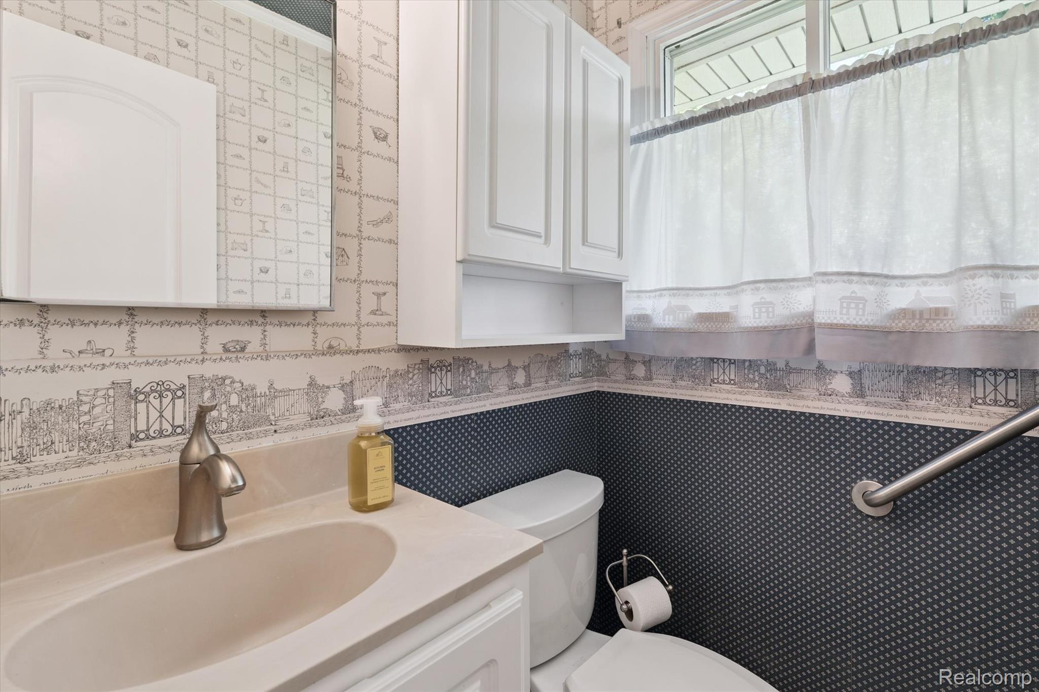 Waterford Charter Township, Michigan 48329, United States, 3 Bedrooms Bedrooms, ,2 BathroomsBathrooms,Residential,Active,207414