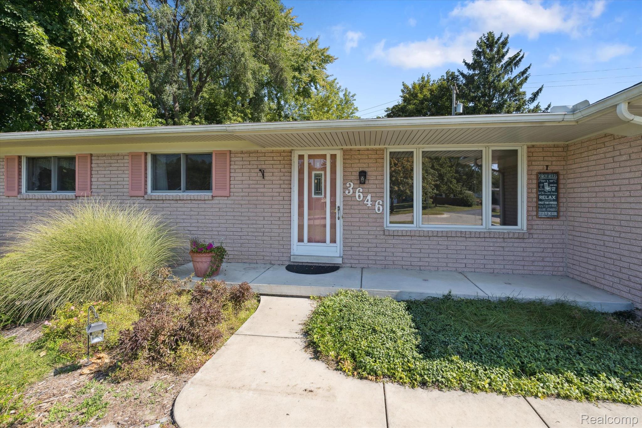 Waterford Charter Township, Michigan 48329, United States, 3 Bedrooms Bedrooms, ,2 BathroomsBathrooms,Residential,Active,207414