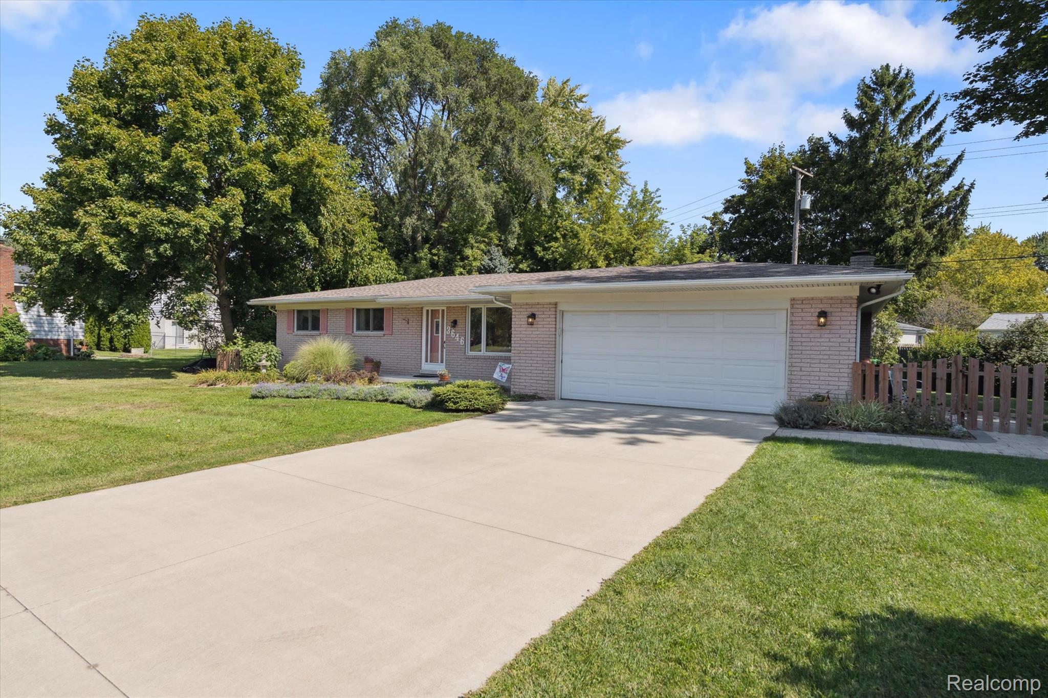 Waterford Charter Township, Michigan 48329, United States, 3 Bedrooms Bedrooms, ,2 BathroomsBathrooms,Residential,Active,207414