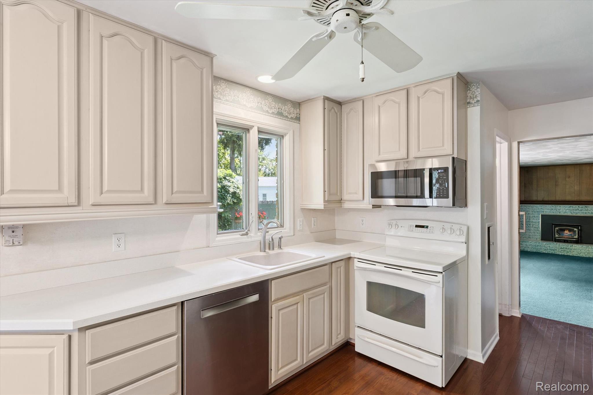 Waterford Charter Township, Michigan 48329, United States, 3 Bedrooms Bedrooms, ,2 BathroomsBathrooms,Residential,Active,207414