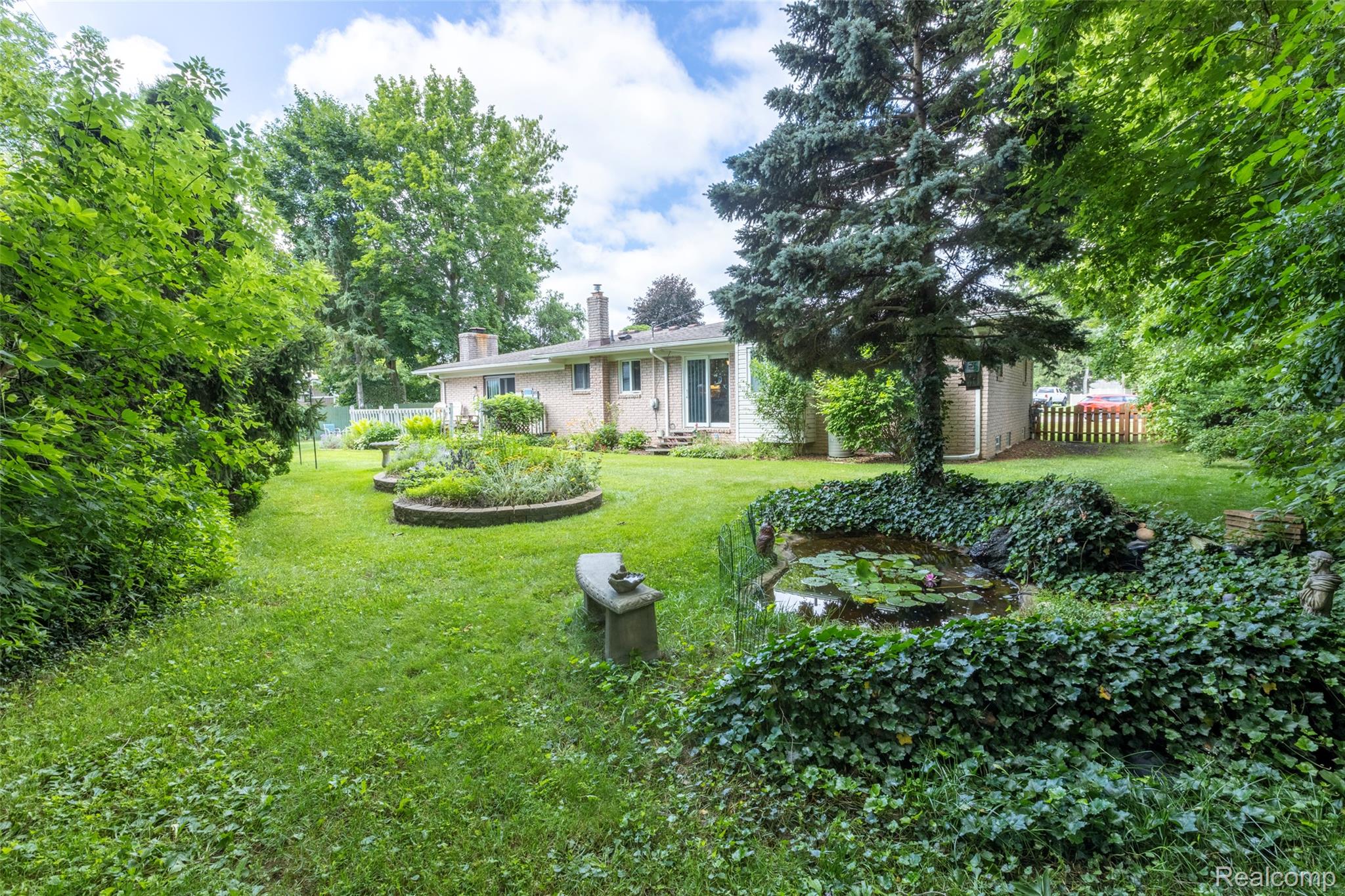 Waterford Charter Township, Michigan 48329, United States, 3 Bedrooms Bedrooms, ,2 BathroomsBathrooms,Residential,Active,207414