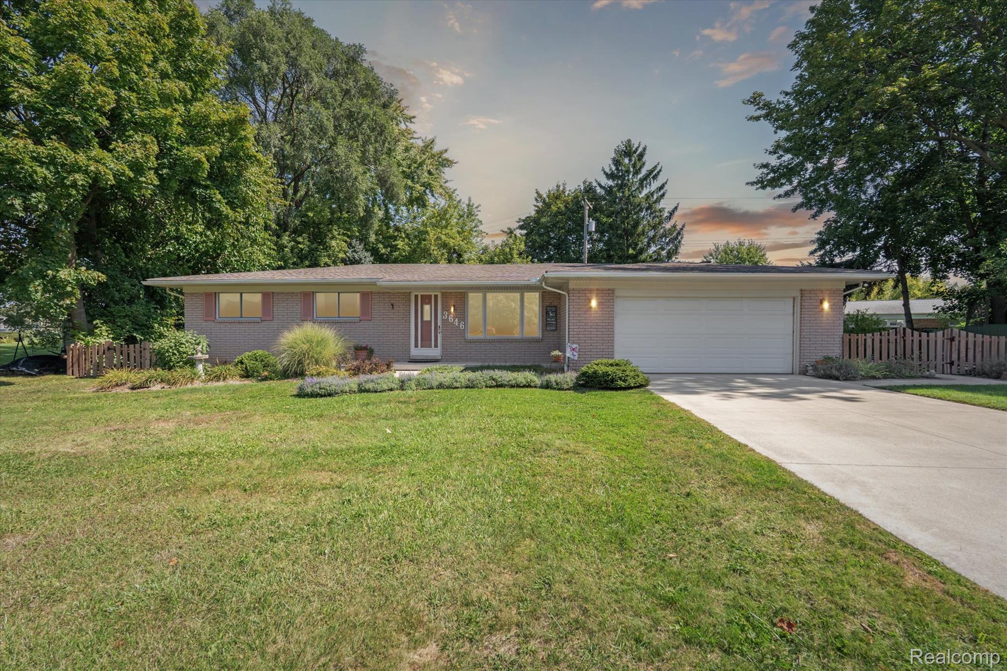 Waterford Charter Township, Michigan 48329, United States, 3 Bedrooms Bedrooms, ,2 BathroomsBathrooms,Residential,Active,207414