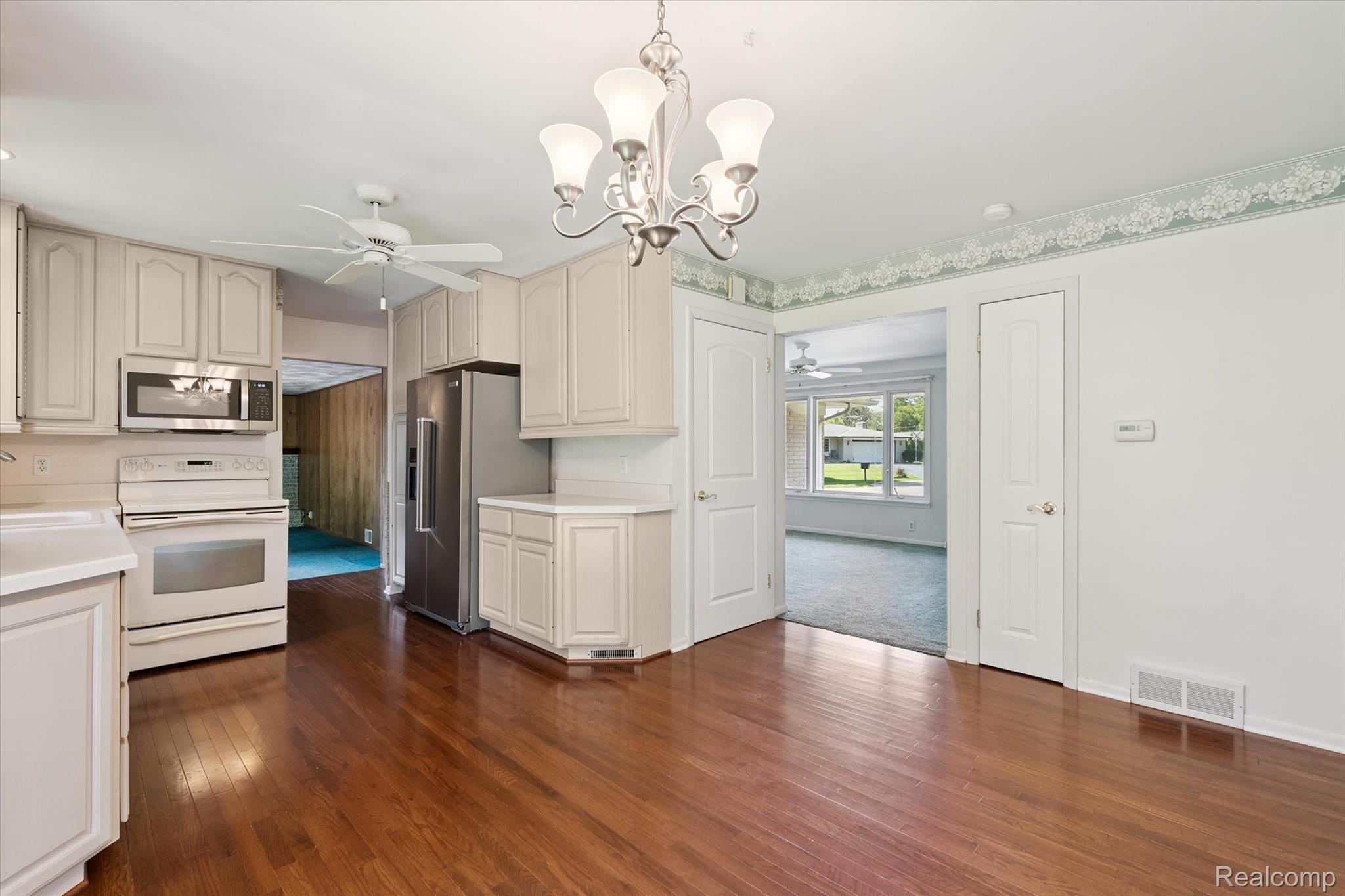 Waterford Charter Township, Michigan 48329, United States, 3 Bedrooms Bedrooms, ,2 BathroomsBathrooms,Residential,Active,207414