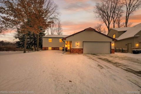 1535 Kings Crown Court Wixom City MI 48393