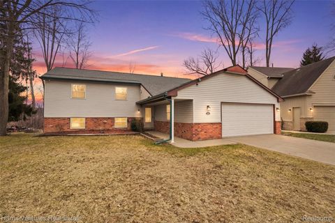 1535 Kings Crown Court Wixom City MI 48393