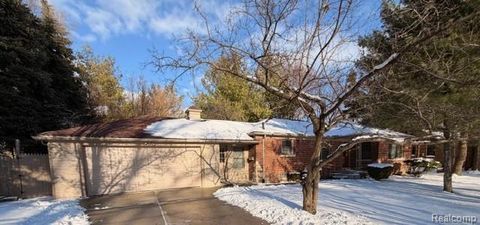 18671 Huntington Avenue Harper Woods City MI 48225