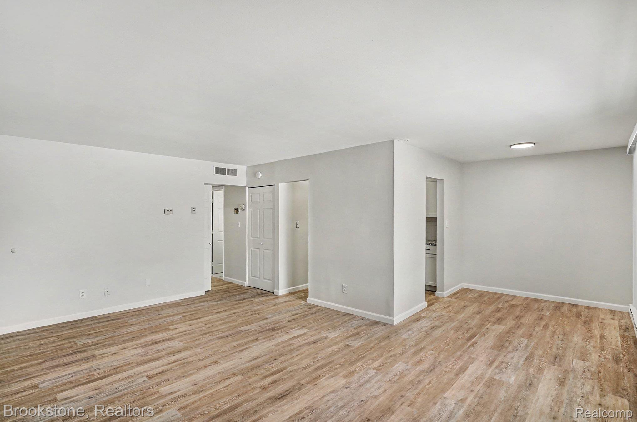 1872 Colonial Village Way 1