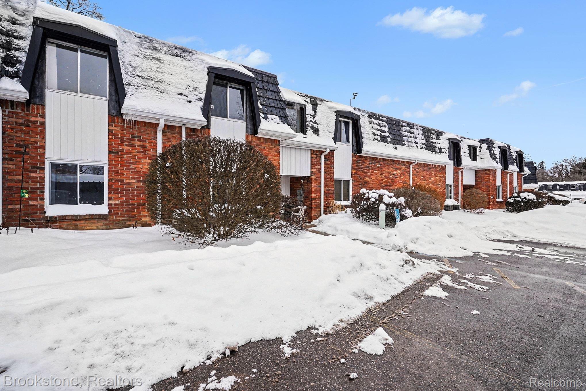 1872 Colonial Village Way 1