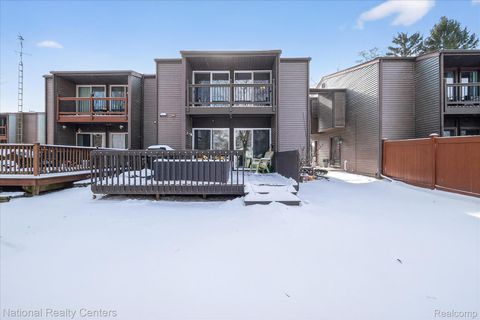 526 W Rockwell Street Fenton City MI 48430