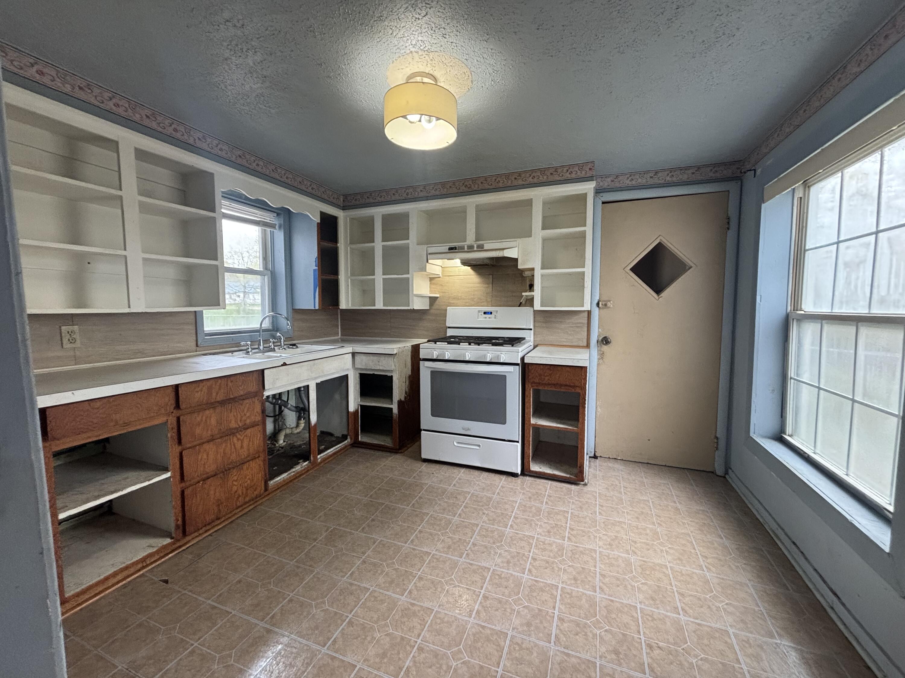 206 E 6th